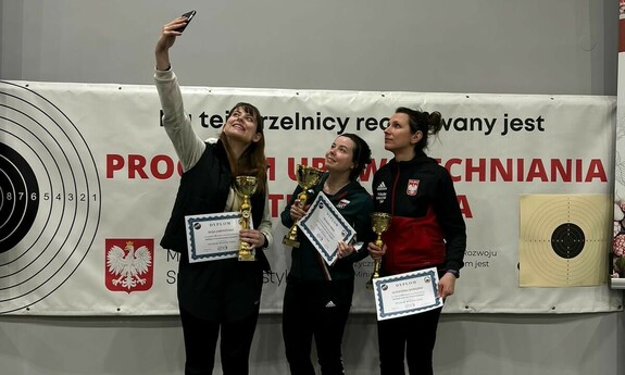 Dekoracja 1. miejsce Klaudia Breś (ZAWISZA Bydgoszcz), 2. Maja Jarosińska - studentka UZ, 3. Agnieszka Korejwo (FLOTA Gdynia)