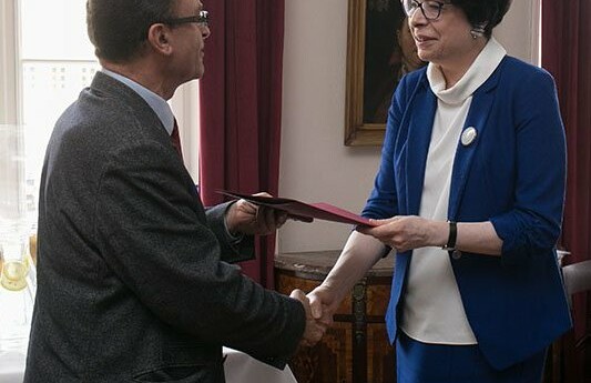 Prof. Andrzej Tuchowski z Wydziału Artystycznego UZ otrzymał srebrny medal Zasłużony Gloria Artis