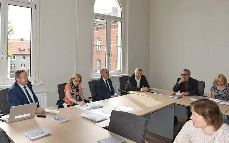 Left to right: Speeches by Prof. Andrzej Bisztyga; Prof. Martyna Łaszewska – Hellriegel; Prof. Wojciech Strzyżewski, Rector of the University of Zielona Góra; Prof. Tadeusz Stanisławski, Dean of the Faculty of Law and Administration of the University of Zielona Góra; Prof. Christof-Eric Mecke; Prof. Ewa Tuora-Schwierskott; photographer: K. Adamczewski