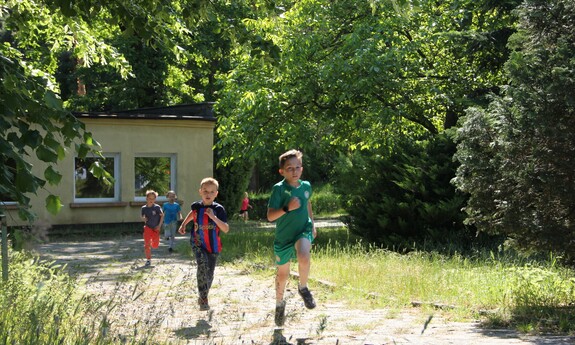 Bieg dla dzieci „Mały Ratownik” - zawodnicy na trasie, fot. J. Czarnecka