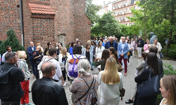 Uczestnicy konferencji na spacerze z przewodnikiem po Zielonej Górze; fot. M. Janion