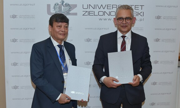 Dyrektor Instytutu Zastosowań Technologii i Rozwoju Edukacji (INTED) z Hanoi - dr. Ha Ngoc Anh oraz Rektor UZ - prof. dr hab. Wojciech Strzyżewski, fot. K. Adamczewski