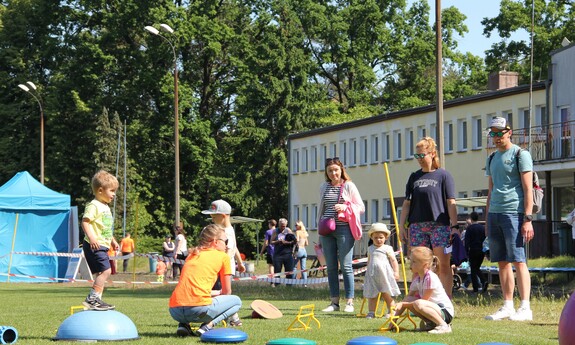 Dzieci bawią się w specjalnej strefie zabaw, fot. J. Czarnecka