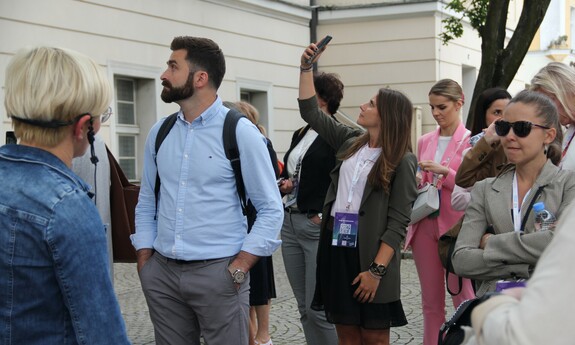 Uczestnicy konferencji na spacerze z przewodnikiem po Zielonej Górze; fot. J. Czarnecka