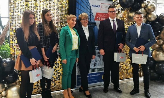 od lewej: studentki - Agnieszka Migała, Patrycja Bajda, Prorektor ds. Współpracy z Gospodarką prof. Maria Mrówczyńska, Marszałek Województwa Lubuskiego Elżbieta Anna Polak, studenci: Jędrzej Podolski, Karol Matuszewski; fot. K. Urbańska
