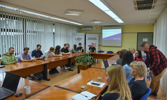 Pracownicy i studenci Uniwersytetu Zielonogórskiego biorący udział w szkoleniu; fot. K. Adamczewski