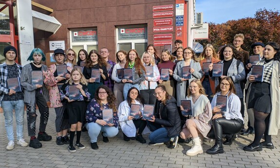 „W lustrze snów” – książka studentów dziennikarstwa i komunikacji społecznej UZ