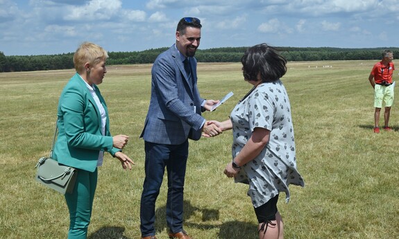 Dr hab. inż. Maria Mrówczyńska, prof. UZ - Prorektor ds. Współpracy z Gospodarką UZ oraz dr Sławomir Kotylak - Dyrektor Departamentu Infrastruktury i Komunikacji Urzędu Marszałkowskiego Województwa Lubuskiego wręczają nagrodę, fot. K. Adamczewski